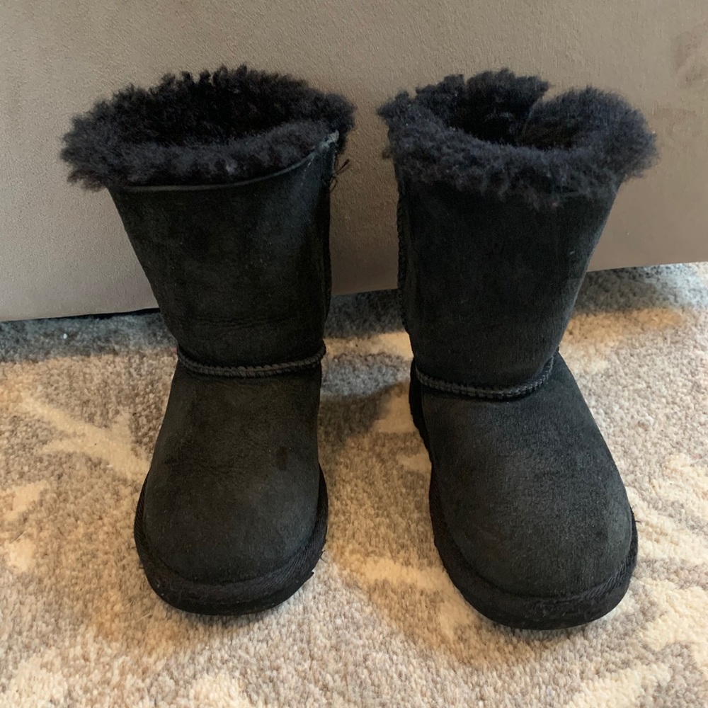 Toddler girls Uggs size 9, Black.